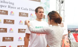 Nam thủy thủ có khuôn mặt và vóc dáng đẹp, được cả đội bình chọn là “người mẫu áo dài”. Ảnh: Thanh Trần. 