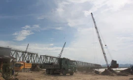 Bến cát dưới chân cầu đường sắt Yên Xuân đã được dẹp bỏ.