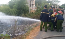 Hàng chục chiến sỹ PCCC đang phun bọt khí ngăn không cho chiếc xe bồn chở xăng dầu cháy nổ.