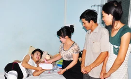 Đại diện báo Tiền Phong trao tiền hỗ trợ cho Hà Vi