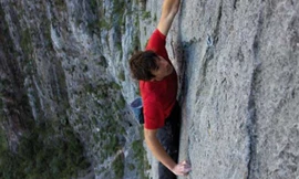 Tay không chinh phục vách núi dựng đứng cao gần 500m