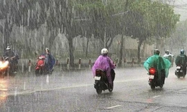 Miền Bắc mưa rào và dông, có nơi xảy ra tố lốc