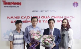 Đại diện Báo Tiền Phong tặng hoa các khách mời trong buổi tọa đàm. Ảnh: Duy Phạm