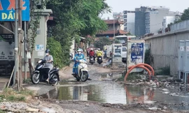 Hà Nội: Dân cạnh dự án đường đê Âu Cơ - Nghi Tàm khổ sở vì đường lầy lội, bụi bẩn