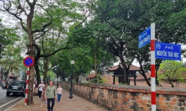 Hai biển báo gây tranh cãi ở khu vực di tích Văn Miếu - Quốc Tử Giám