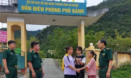 Mái ấm của ba chị em người Mông ở Đồn biên phòng Phó Bảng