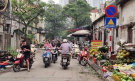 Hà Nội: Lãnh đạo phường nói gì việc chợ tạm, bãi rác ô nhiễm cách trụ sở 500m?