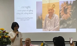 Nhà báo Cẩm Bào và nhà văn Hoàng Thị Diệu Thuần tại buổi giới thiệu cuốn Đóa hoa vô thường