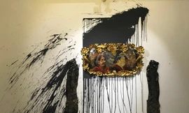 Ú ớ - Sơn điều, sơn ta trên gỗ. Họa sĩ muốn nói lên sự hoài nghi về những giá trị mỹ thuật trong bối cảnh Việt Nam hiện tại và với cái nhìn giễu nhại về thời đại văn minh vật chất làm lu mờ những giá trị văn hóa tinh thần.