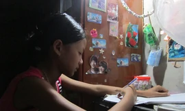 Hai chị em mồ côi cha học giỏi