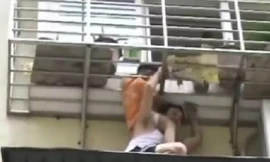Em bé thoát chết khi đầu treo lơ lửng trên ban công tầng 4