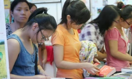 Nhộn nhịp hội chợ sách và sản phẩm giáo dục 2011