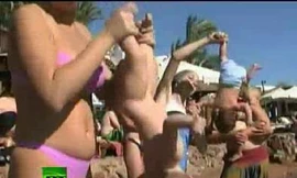 Choáng với clip 'tập Yoga' cho trẻ sơ sinh