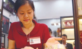 Giá vàng trong nước hôm qua giảm, dù giá thế giới tăng, do tác động từ chính sách mới của NHNN. Ảnh: Minh Đức