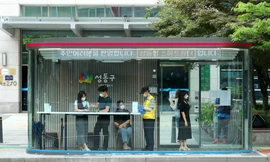 Nỗ lực chống dịch COVID-19, Hàn Quốc lắp đặt nhiều trạm xe buýt với tính năng đặc biệt