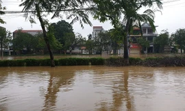 Thành phố Huế ngập sâu trong biển nước, dự đoán lũ còn tiếp tục kéo dài nhiều ngày tới