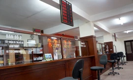 Khu vực 1 cửa UBND quận Ba Đình vắng hoe