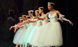 Nữ sinh trường múa 'phiêu' trong đêm diễn tốt nghiệp