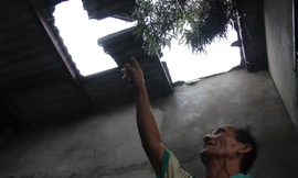 Ông Nguyễn Mậu Quất, 60 tuổi, trú thôn Tú Sơn 1, xã Đức Lân, huyện Mộ Đức vẫn chưa hết bàng hoàng- ảnh Nguyễn Ngọc 