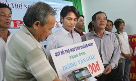 Quỹ hỗ trợ ngư dân Quảng Ngãi trao tiền hỗ trợ cho thuyền trưởng Ngô Văn Giàu năm 2013– ảnh tư liệu