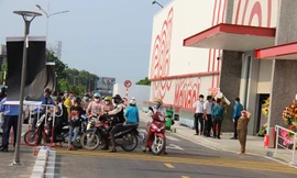  Sau 1 ngày khai trương, siêu thị đã bị buộc phải dừng hoạt động - ảnh N.N