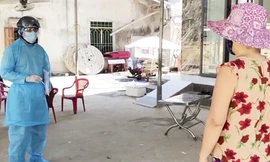 Cán bộ y tế Quảng Ngãi đang truy vết người tiếp xúc gần với bệnh nhân 590 - ảnh T.T