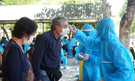 269 công dân Việt Nam từ nước ngoài về Quảng Ngãi được kiểm tra y yế trước khi cách ly - ảnh T.D 