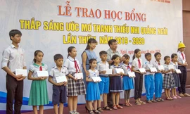Tặng học bổng cho các em học sinh nghèo học giỏi 