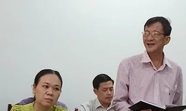 Ông Lương Công Tuấn (đứng) 