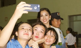 Hoa hậu Việt Nam 2018 Trần Tiểu Vy nhận được sự yêu quý của các bạn trẻ Bình Định. Ảnh: Tr.Định