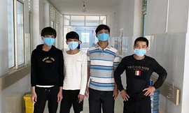  8 ngư dân trên tàu cá QNg 90617 TS của ông Trần Hồng Thọ (Bình Châu, Quảng Ngãi) bị tàu hải cảnh Trung Quốc đâm chìm tại Hoàng Sa ngày 2/4 sau khi về bờ đang được cách ly tại cơ sở 2, Trung tâm y tế huyện Bình Sơn, tỉnh Quảng Ngãi - ảnh V.C 