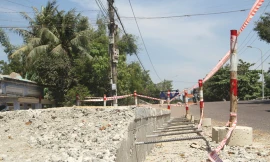 Nâng đường cao thêm nửa mét để chống ngập, dân lo bị 'lút' nhà 