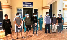 8 ngư dân trên tàu cá QNg 90617TS bị Trung Quốc đâm chìm được Trung tâm Y tế huyện Bình Sơn cấp giấy xác nhận hoàn thành thời gian cách ly theo quy định để phòng dịch Covid-19. Ảnh: H.V 