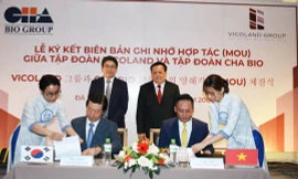 Chủ tịch Tập đoàn Vicoland Bùi Đức Long và Chủ tịch Tập đoàn CHA BIO ông Song Jae Hoon ký biên bản ghi nhớ.