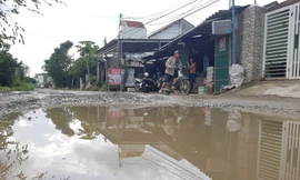 Đường dân sinh nhà thầu Trung Quốc mượn để thi công cao tốc nay xuống cấp nghiêm trọng nhưng vẫn chưa được hoàn trả - ảnh Nguyễn Ngọc 