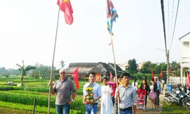 Năm nay, nhiều người nước ngoài tham gia đoàn rước của các xóm.