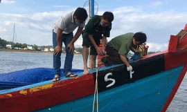 Lực lượng chức năng Quảng Ngãi kiểm tra hành vi thay đổi số đăng ký trên thân tàu của thuyền trưởng Võ Minh Vương-ảnh VT