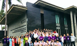 Ban tổ chức và các đại biểu dự Hội trại chụp ảnh lưu niệm tại tiền sảnh Trung tâm ICISE - ảnh Viết Hiền 