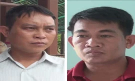 Chủ tịch UBND xã Sô Bá Dựng (áo đỏ) và Kế toán ngân sách xã Phan Trường Giang (áo trắng) bị bắt về tội tham ô 