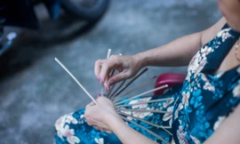 Cô Phạm Thị Hường – người cuối cùng đan quạt - ảnh Lê Công Đức 