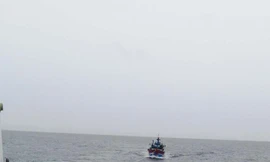 Tàu 365 Vùng 3 Hải quân đang lai dắt tàu cá QB 98799TS gặp nạn của ngư dân Quảng Bình vào bờ - ảnh X.H 