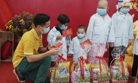 Trao quà và lì xì mừng tuổi năm mới cho các em nhỏ tại bệnh viện - ảnh Đức Thảo 