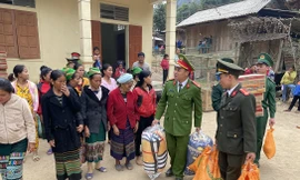 Nằm cách xa trung tâm huyện Kỳ Sơn khoảng hơn 40km, nên phải mất hơn 3 giờ đồng hồ đoàn mới vào được Mường Ải 