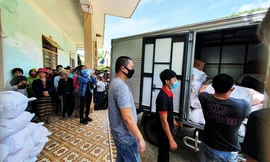 Các phần quà được chuyển đến tay đồng bào gặp khó khăn tại huyện miền núi Đông Giang 