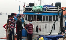 Tàu cá QNg 96571 TS đưa thi thể ngư dân Nguyễn Khanh về cảng Sa Kỳ - ảnh N.N