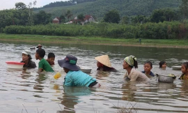 ​ Những ngày qua, nhiệt độ nhiều nơi trên cả nước lên tới 40 độ C, Tuy vậy, những đồng bào Hrê vẫn mưu sinh bất chấp cái nắng như đổ lửa. Ảnh Ng. Ngọc
