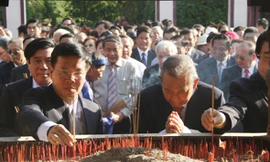 Dâng hương tưởng nhớ công ơn vua Quang Trung - Ảnh: Tr.Định