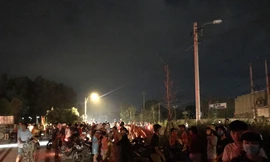 Hàng trăm người kiếu kỳ tụ tập xem chữa cháy bất chấp lệnh cấm tụ tập đông người - ảnh Nguyễn Ngọc 