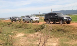 Chiều 4/7 người dân đã thả 3 xe ô tô của đoàn khảo sát dự án Điện mặt trời. Ảnh: Tr.Định