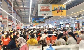 Hàng trăm người chen lấn mua sắm trong ngày khai trương siêu thị GO Quảng Ngãi bất chấp dịch bệnh Covid-19. Ảnh N.N 